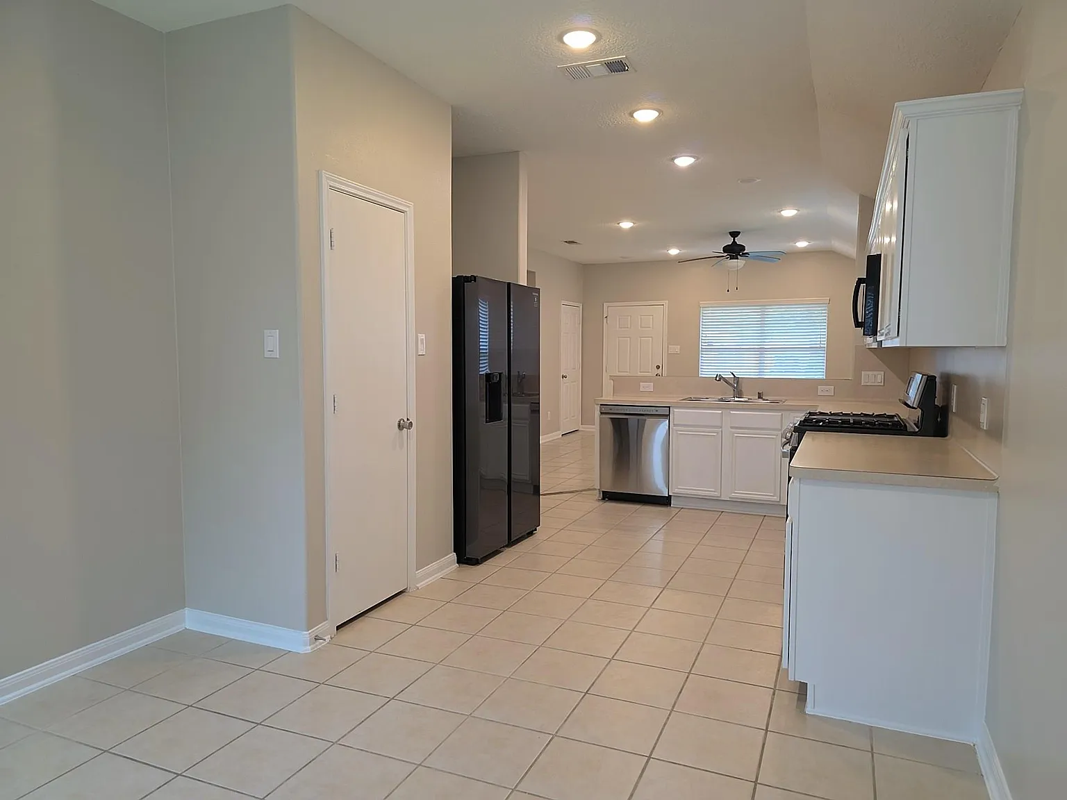 3 bed, 2.0 bath, 1360 sqft, $1,900 — Photo 2