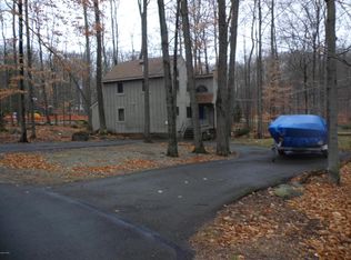 106 Grasshopper Ln, Greentown, PA 18426