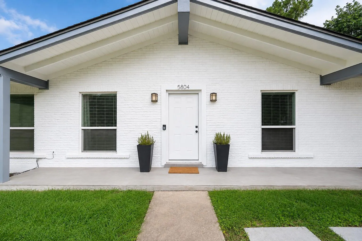 3 bed, 2.0 bath, 1444 sqft, $2,800 — Photo 2