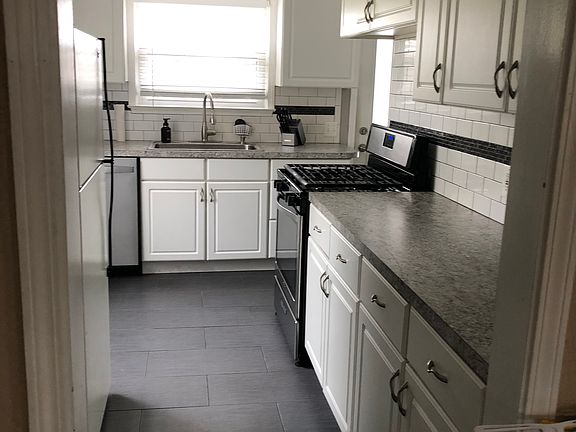 4th image of 2037 Farragut Ave