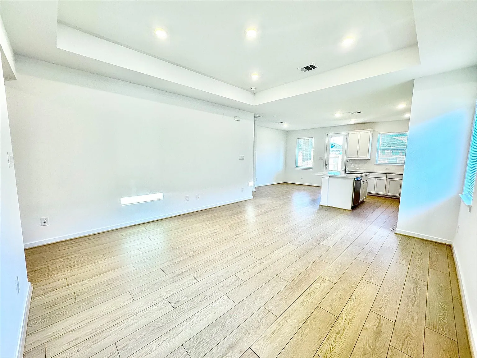 4 bed, 2.0 bath, 1735 sqft, $2,490 — Photo 4