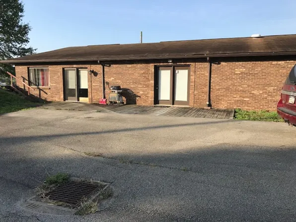 303 Seneca Ln, Evans City, PA 16033