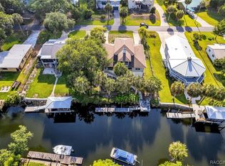 11 Palm Dr, Yankeetown, FL 34498