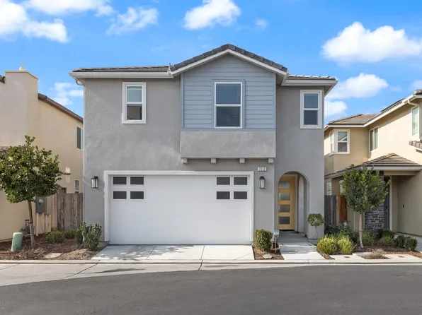 712 N Bliss Ln, Clovis, CA 93611