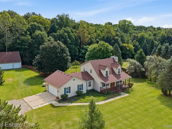 242 Dar Vale Dr, Howell, MI 48843