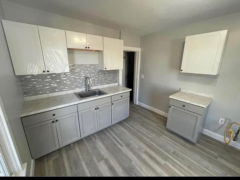 8 Swan St #10 — Photo 1