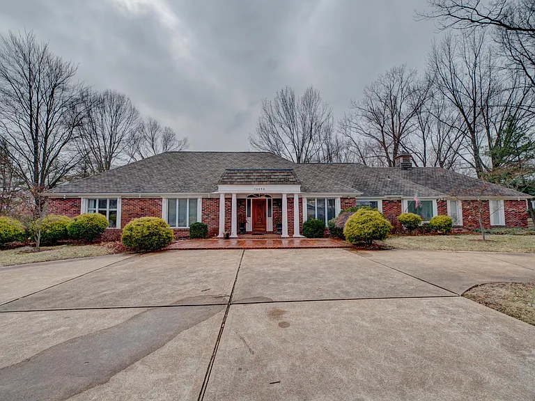 10490 Frontenac Woods Ln — Photo 2