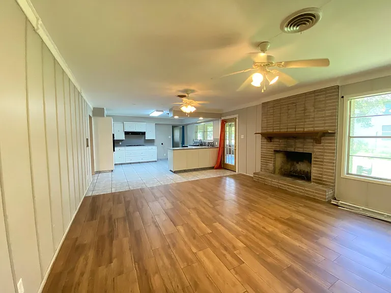 536 W Yoakum Ave — Photo 5