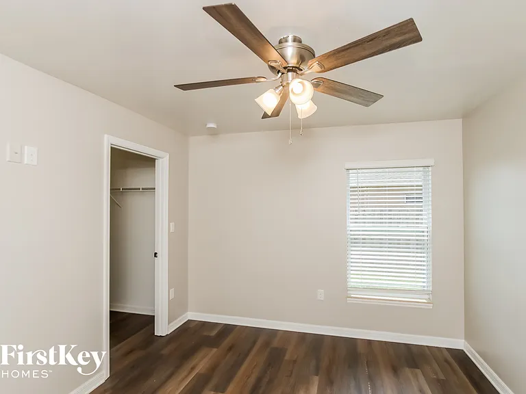 1932 Gloria Cir NE — Photo 11
