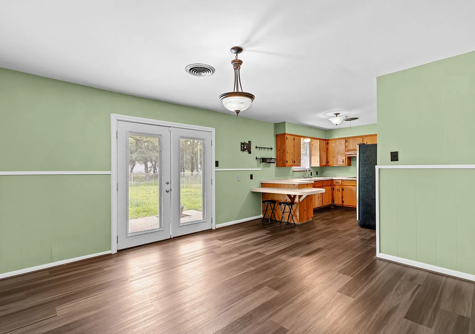 3 Bed 2 Bath For Lease! — Photo 2