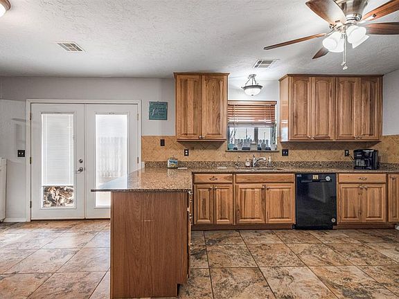 4th image of 400 Willow St