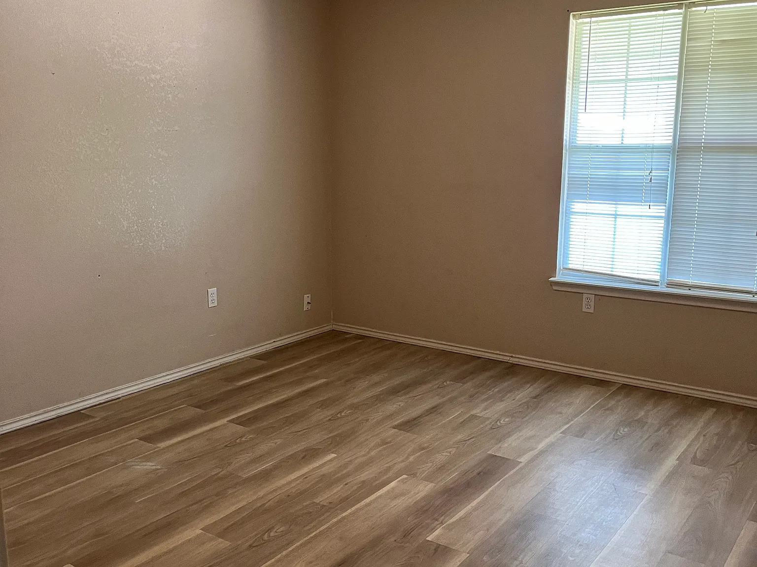 S 7th St, Carrizo Springs — Photo 2