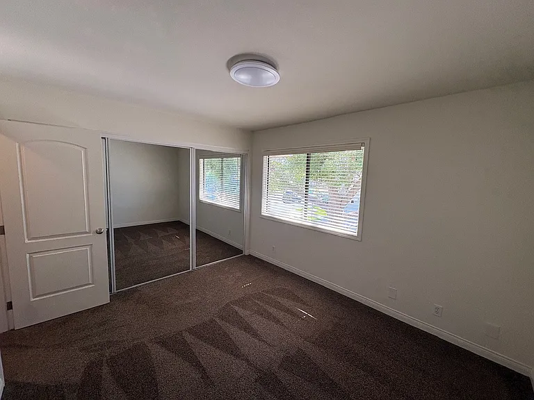2800 W Victory Blvd — Photo 18