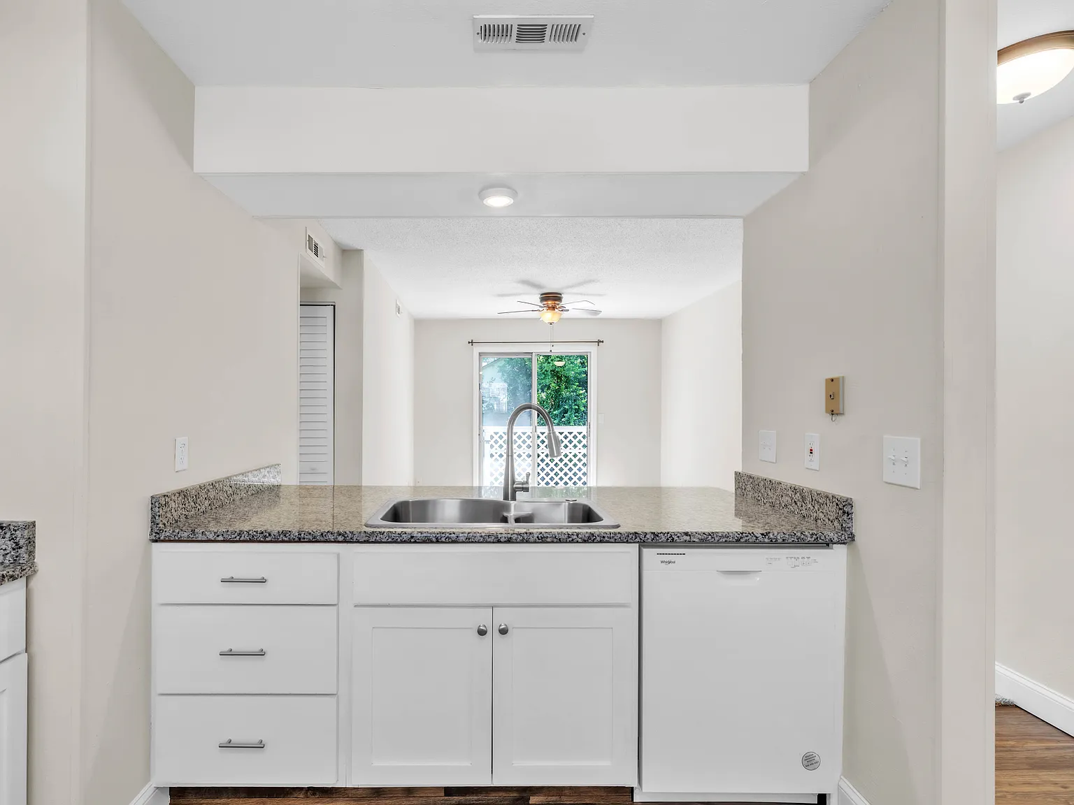 2 bed, 850 sqft, $1,200 — Photo 1