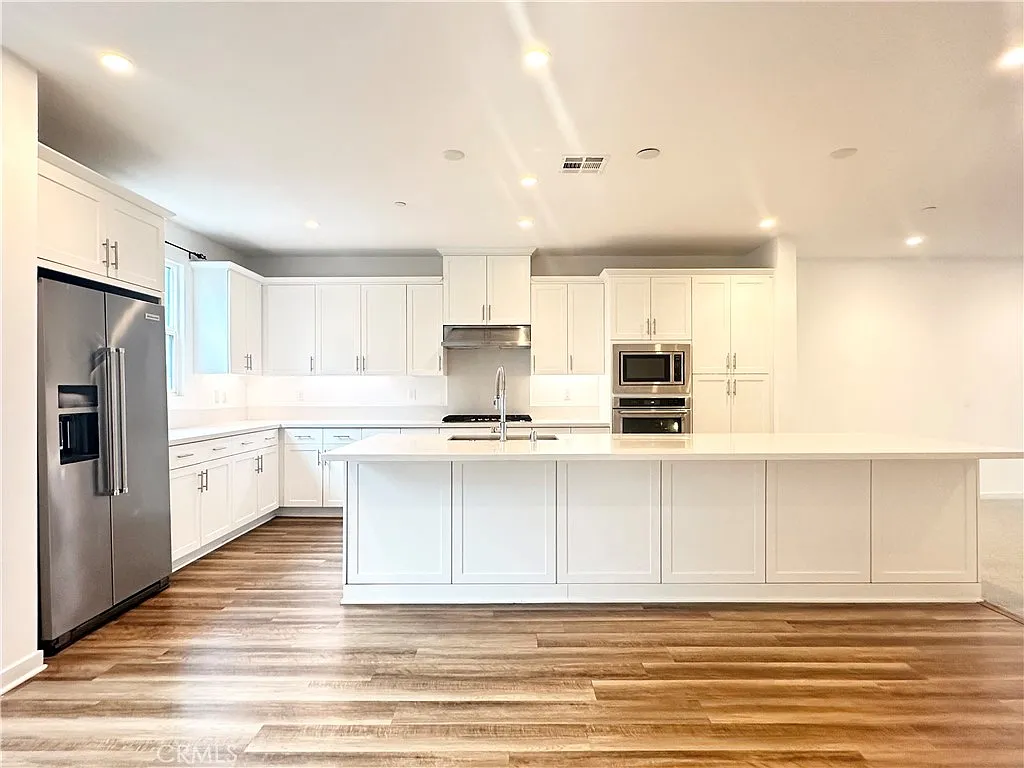 4 bed, 3.5 bath, 2219 sqft, $5,500 — Photo 2