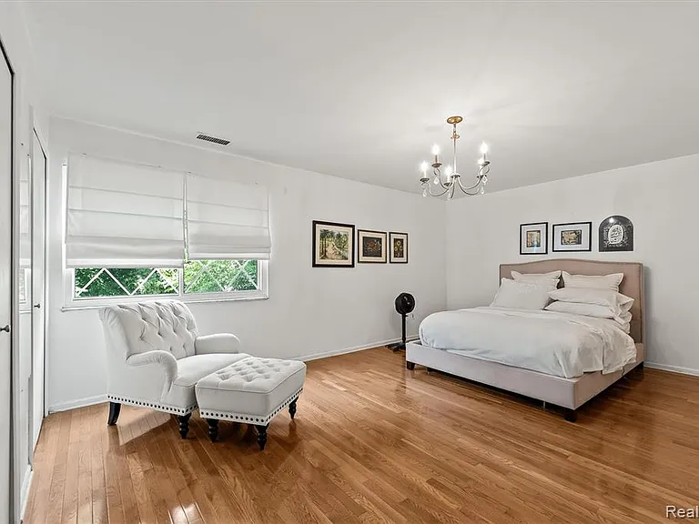42160 Woodward Ave #18 — Photo 11