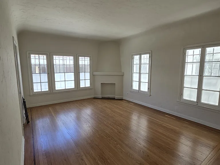 366 S Cochran Ave #103 — Photo 1