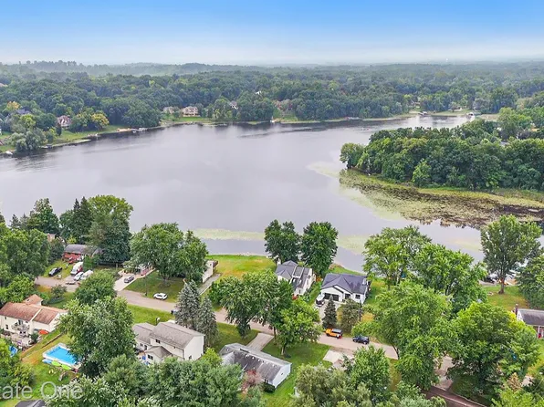 12161 Della Dr, Brighton, MI 48114