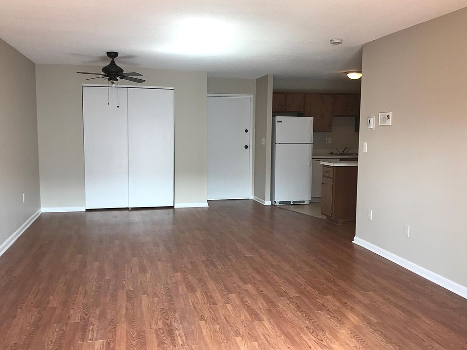 Sunny bright open floor plan / Living room and dining area