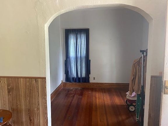 2nd image of 403 W Della St