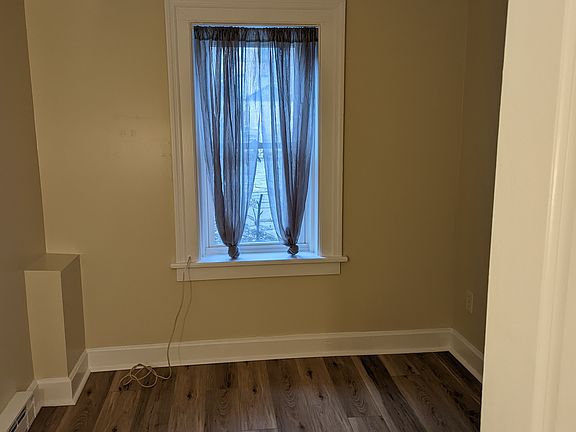 Small bedroom / Office has new flooring, closet and full window to courtyard. All new paint.