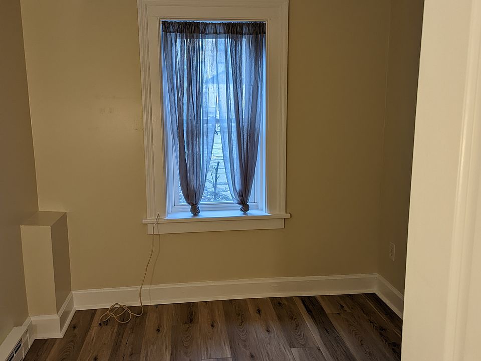Small bedroom / Office has new flooring, closet and full window to courtyard. All new paint.