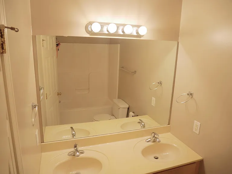 2622 E Oaklawn Ct — Photo 2