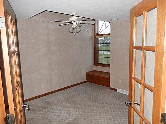 5th image of 212 Honeysuckle Dr