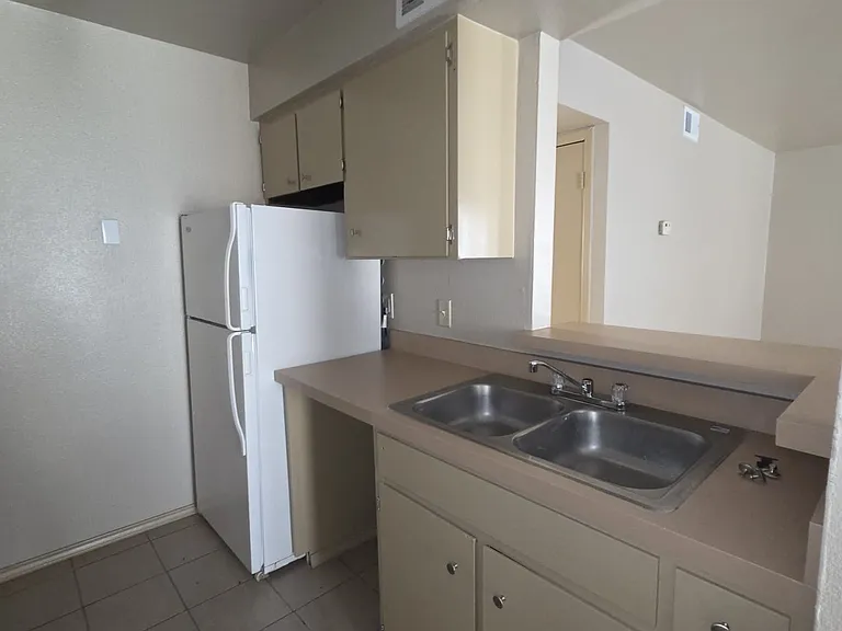 2219 E Travis St #206 — Photo 3