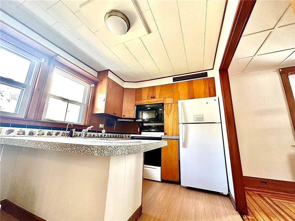 4 bed, 1.0 bath, 1391 sqft, $4,000 — Photo 4