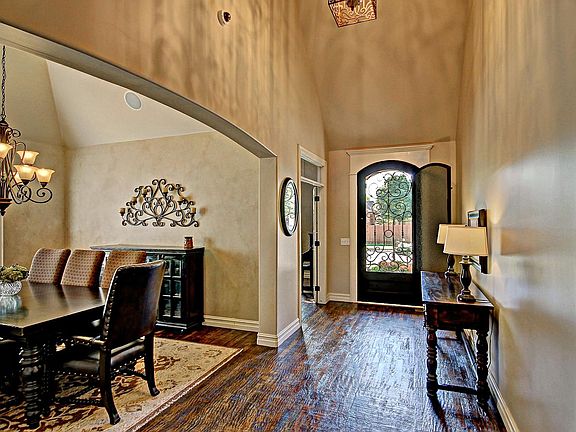 LARGE FRONT ENTRY HALL