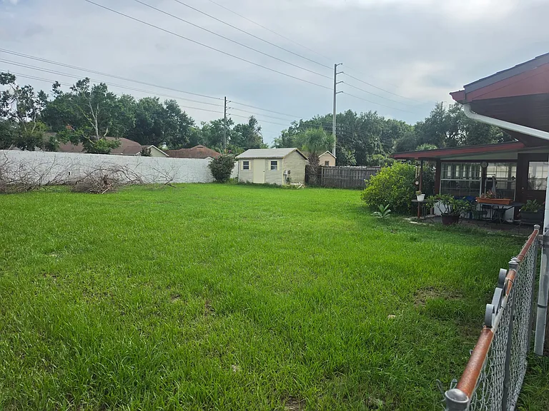 725 Hamlin Dr — Photo 2