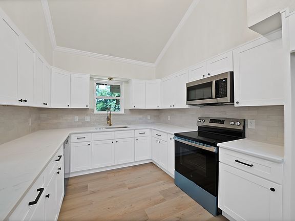 5th image of 105 Oak Ln
