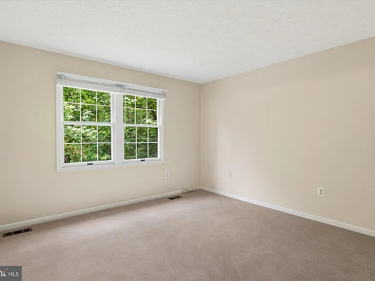 9708 Locust Hill Dr — Photo 37