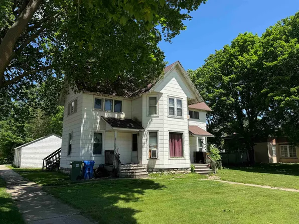 1601 Clark St, Charles City, IA 50616