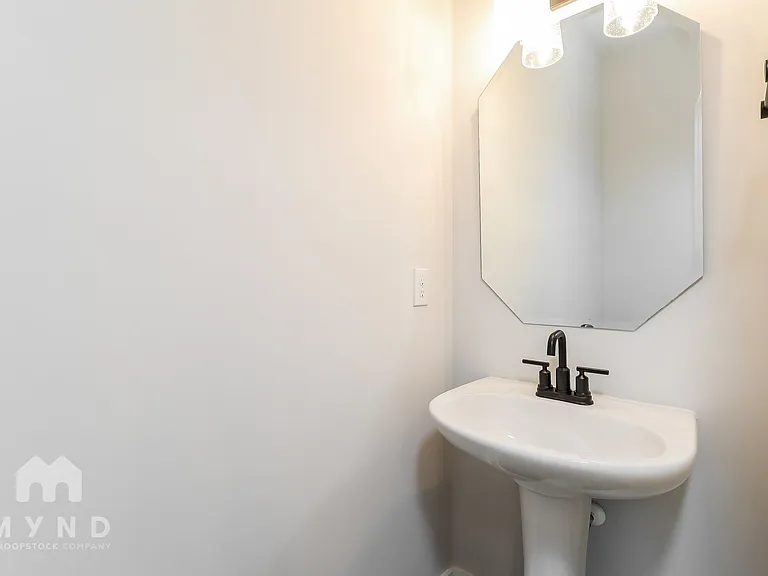 586 W End Dr — Photo 16