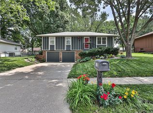 121 SE Flagstone Dr, Lees Summit, MO 64063