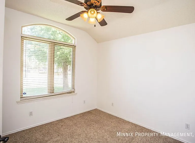 3305 103rd St — Photo 36