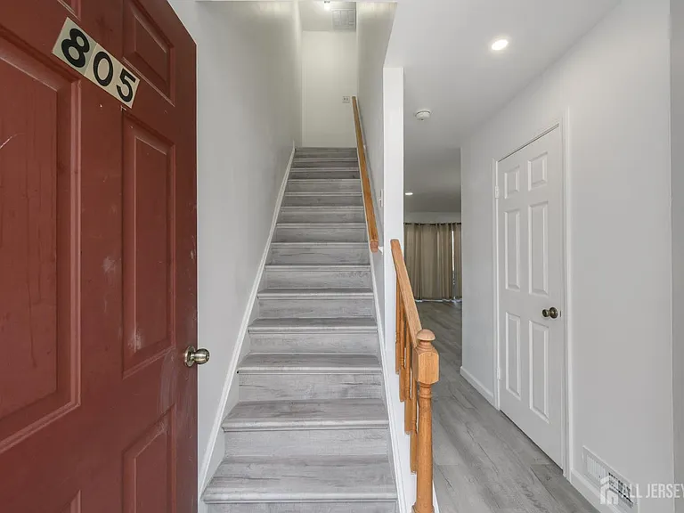 805 Darlington Dr — Photo 2