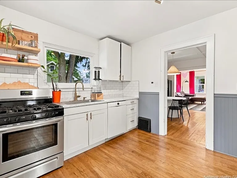 1250 Emerald Ave NE — Photo 5