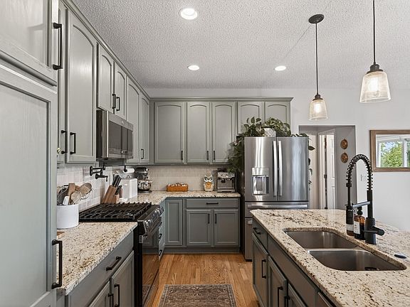 4th image of 6698 Mackenzie Ave NE