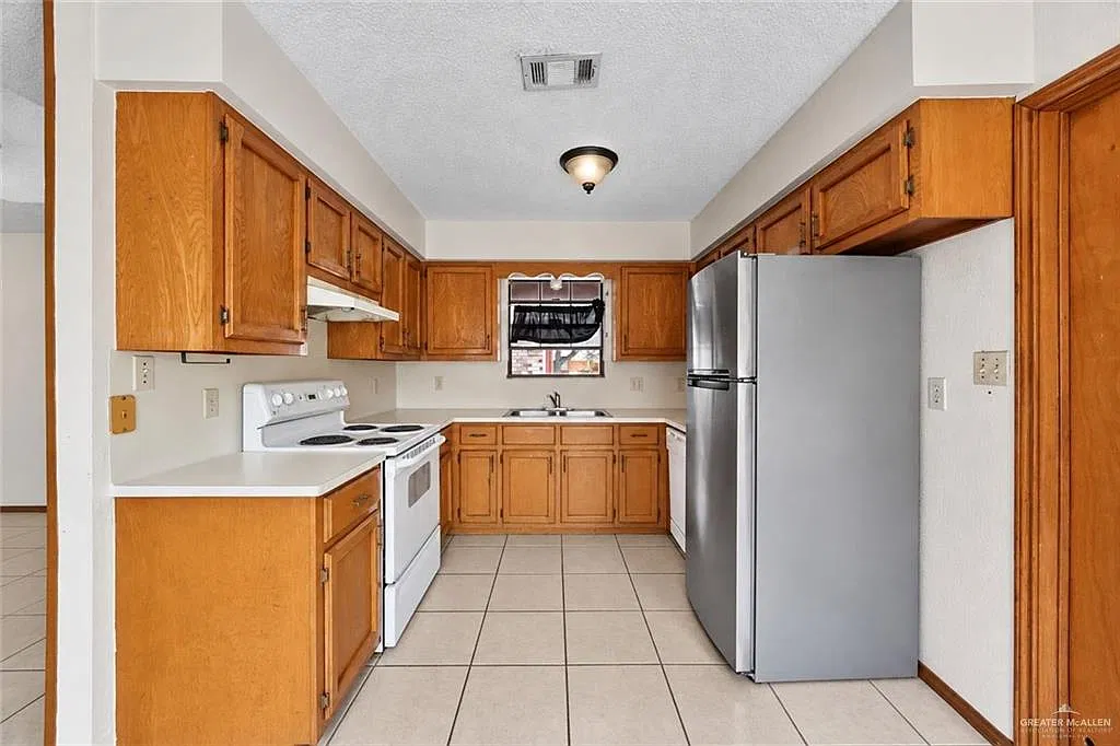 3 bed, 2.0 bath, 1643 sqft, $1,800 — Photo 3