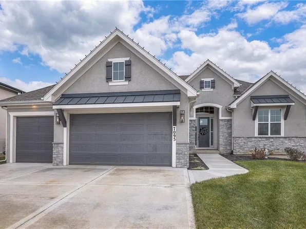 7095 NW Magnus Ct, Parkville, MO 64152