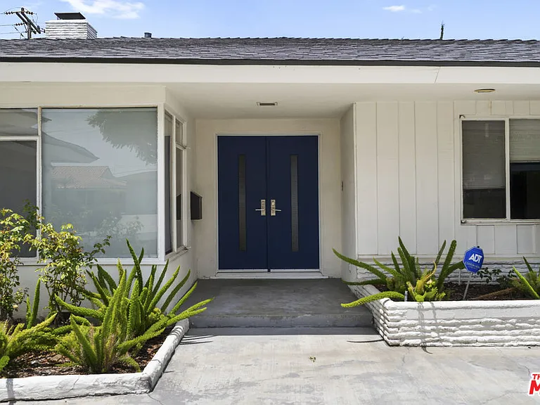 6225 S Corning Ave — Photo 2