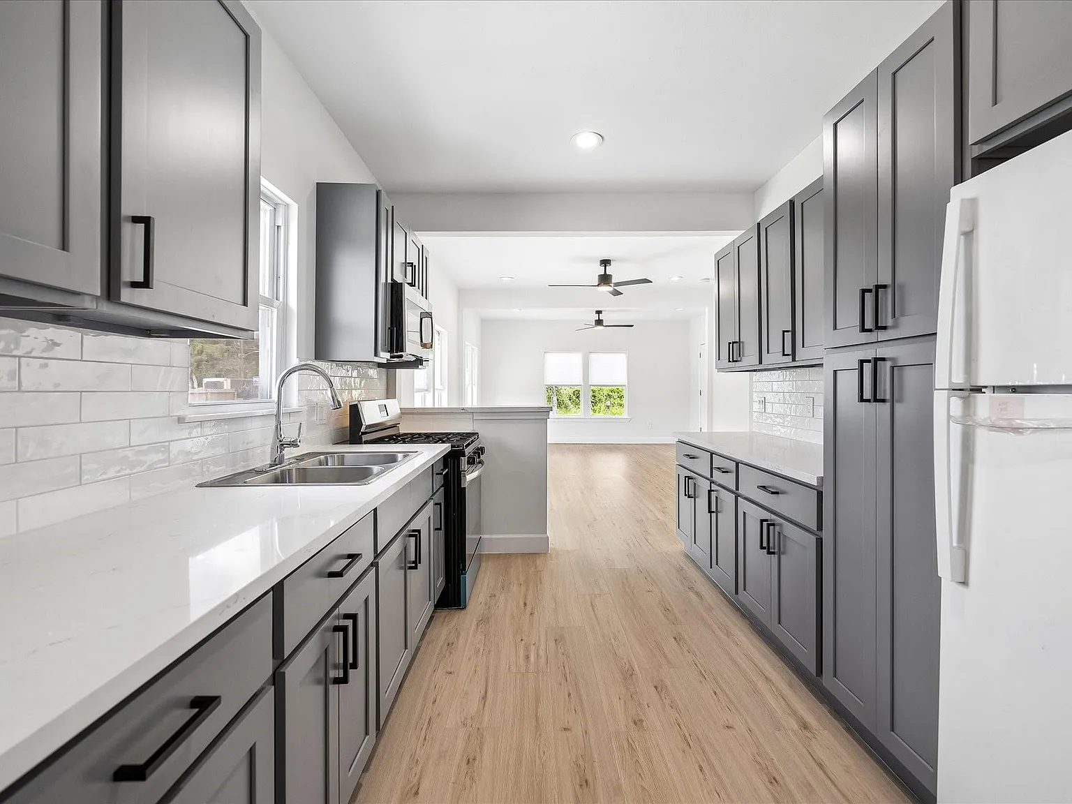 3 bed, 2.0 bath, 1178 sqft, $2,000 — Photo 3