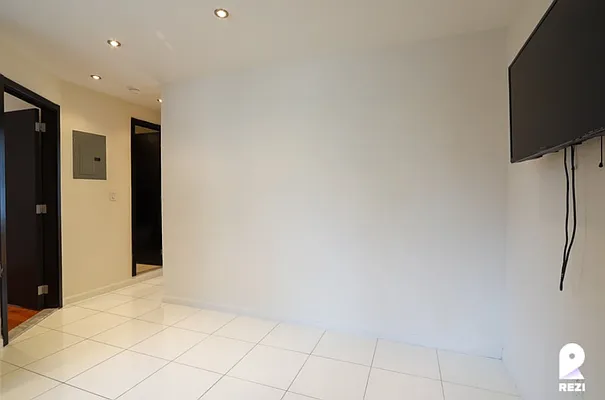 Rented by REZI | media 44