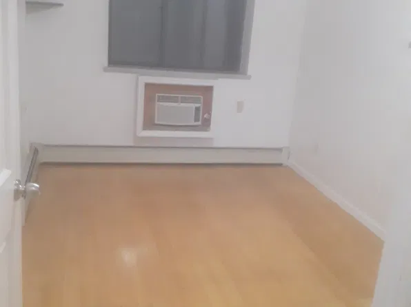 4118 Haight St, Flushing, NY 11355
