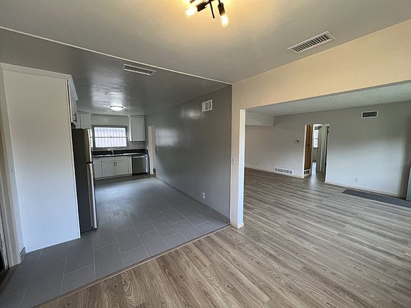4th image of 1914 W Ross Ave