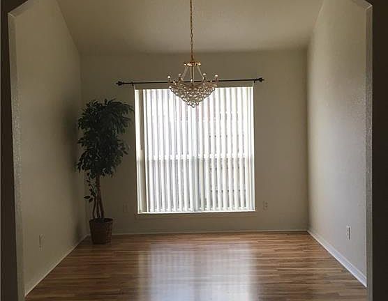 3rd image of 2900 Wisteria Ln
