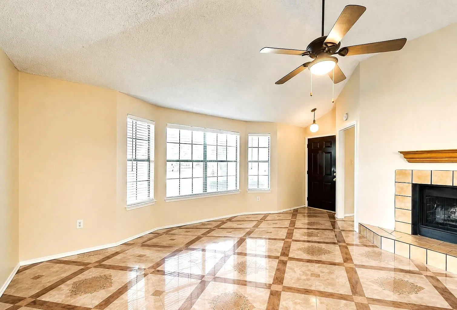 3 bed, 1235 sqft, $2,190 — Photo 4